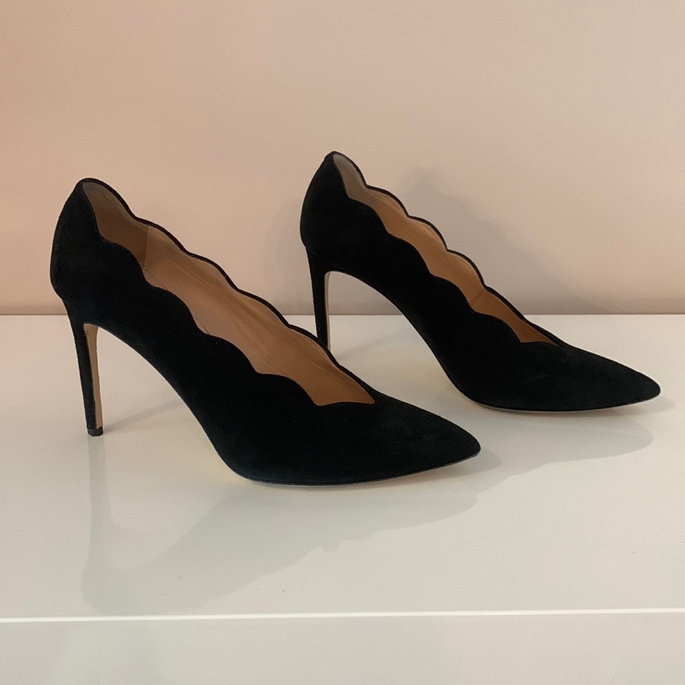 Absolutely gorgeous black Club Monaco shoes with scallop detail.